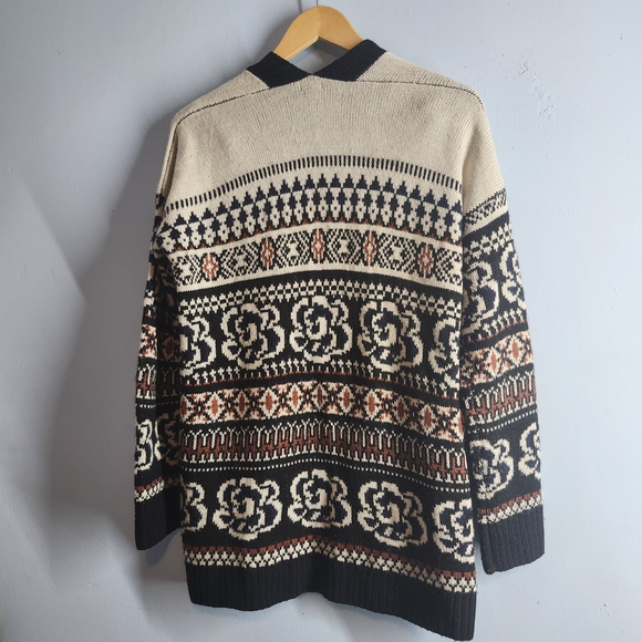 Charlotte Russe Black and Cream Patterned Cardigan - Picture 2 of 5